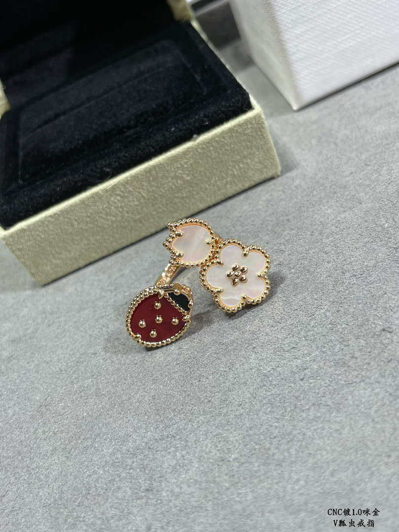 Van Cleef & Arpels VCARP9X300 Lucky Spring Between the Finger ring