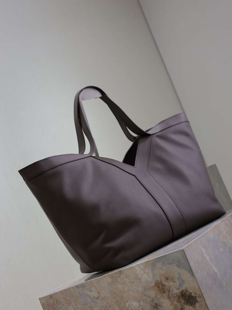 YSL 817602AAEB31000 Y Tote in leather Calfskin Purple Coffe