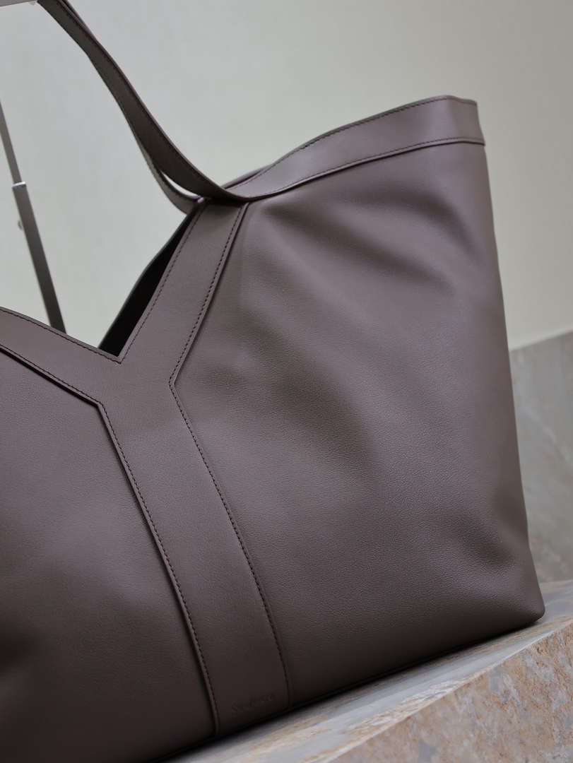 YSL 817602AAEB31000 Y Tote in leather Calfskin Purple Coffe