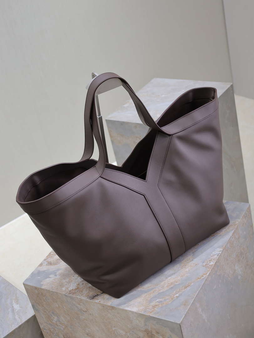 YSL 817602AAEB31000 Y Tote in leather Calfskin Purple Coffe