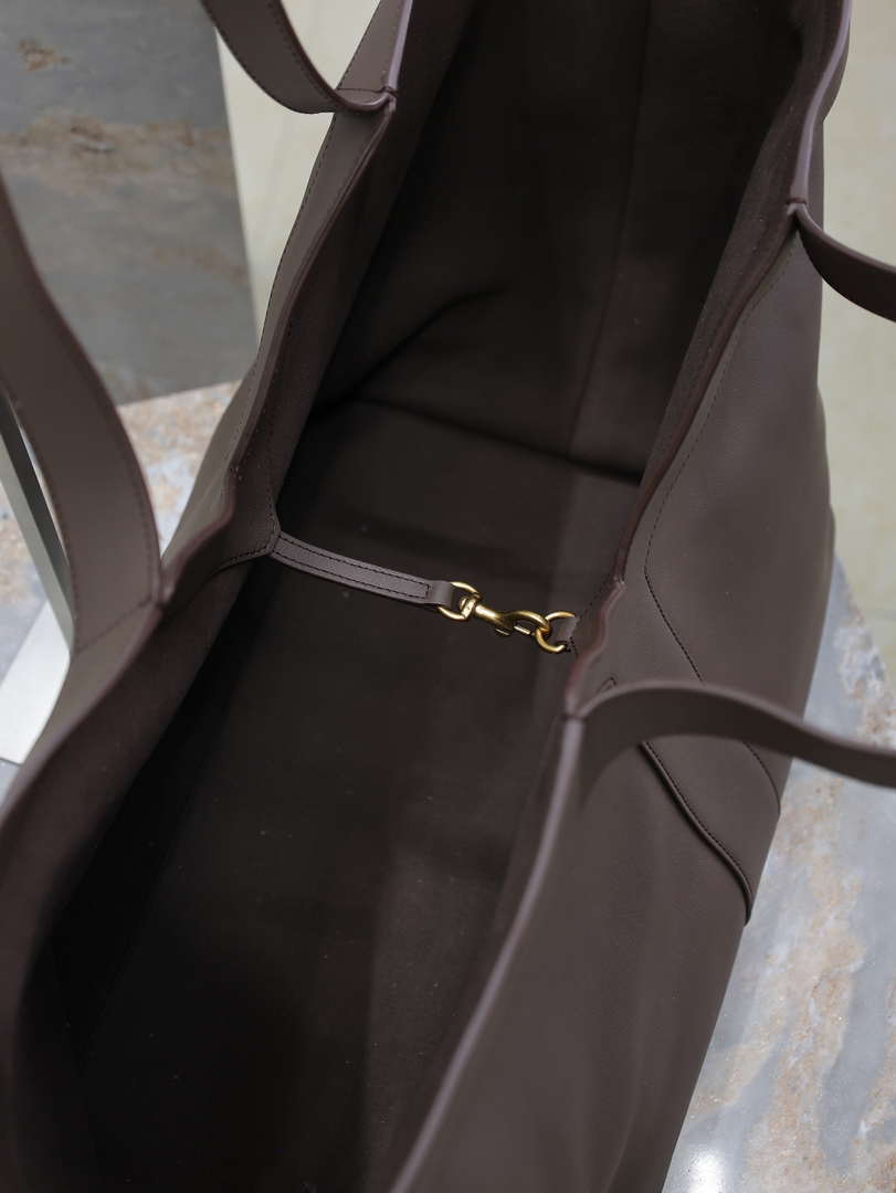 YSL 817602AAEB31000 Y Tote in leather Calfskin Purple Coffe