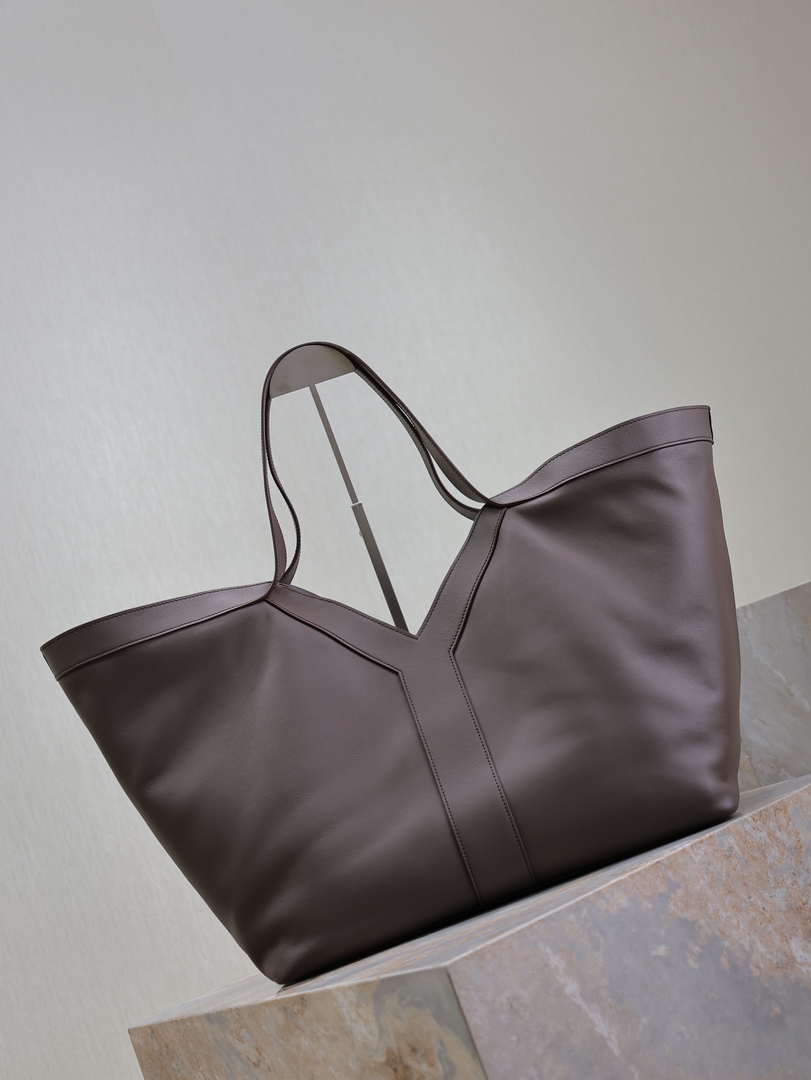 YSL 817602AAEB31000 Y Tote in leather Calfskin Purple Coffe