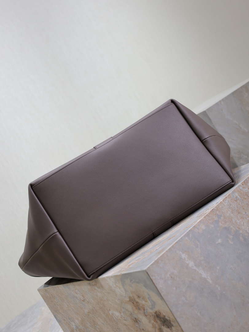 YSL 817602AAEB31000 Y Tote in leather Calfskin Purple Coffe