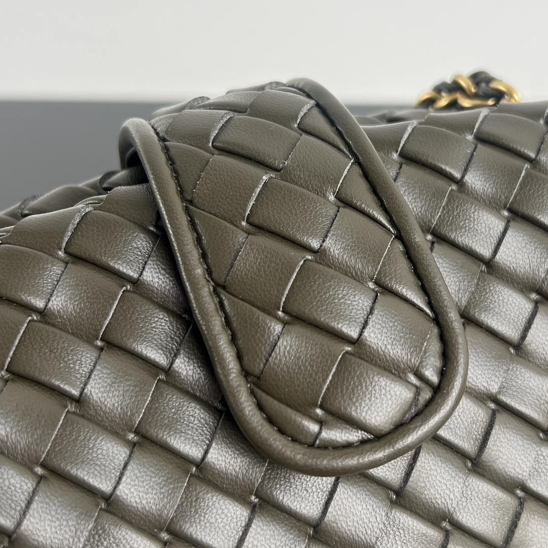 Bottega Veneta BV 804038  Small Lauren 1980 clutch Bag BV92038