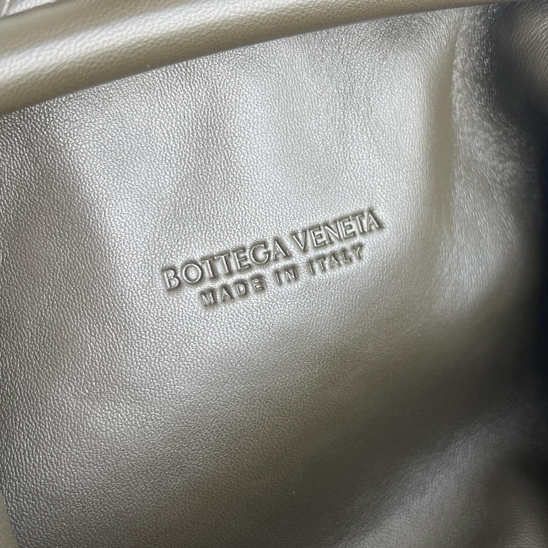 Bottega Veneta BV 804038  Small Lauren 1980 clutch Bag BV92038