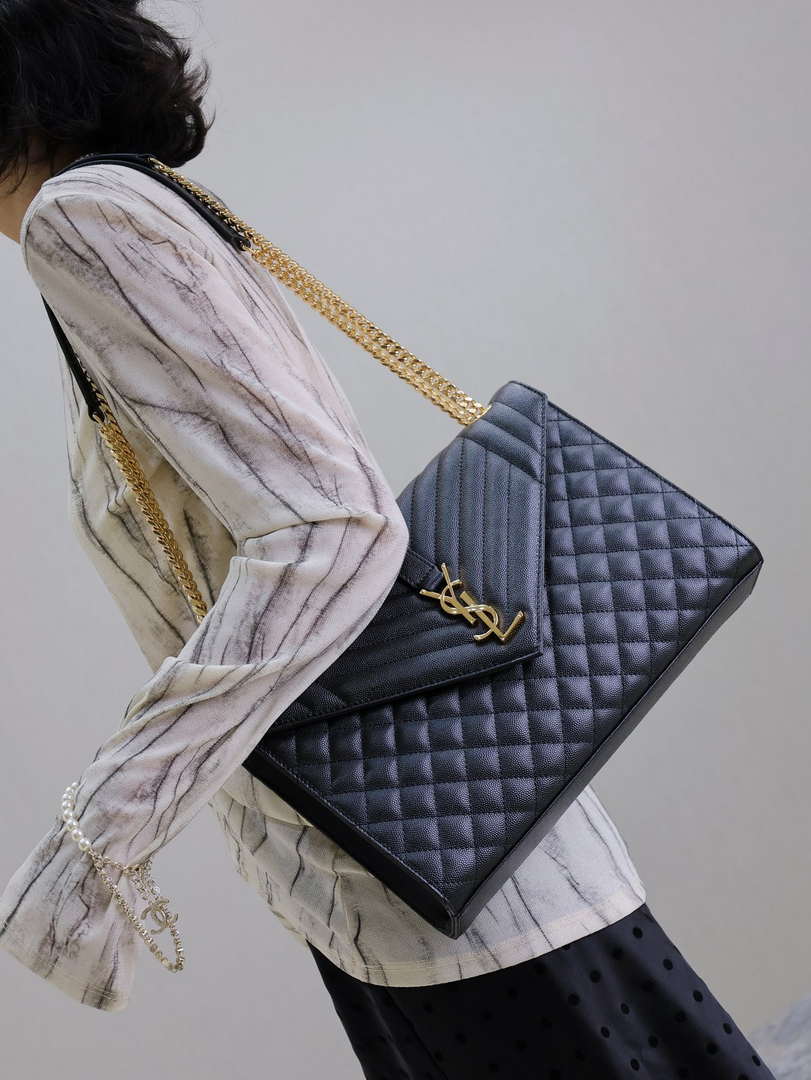 YSL 600185 Envelope Meduim In Quilted Grain De Poudre Embossed Leather Black Gold