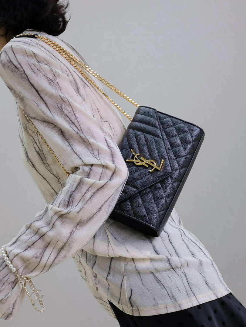 YSL 600185 Envelope Meduim In Quilted Grain De Poudre Embossed Leather Black Gold