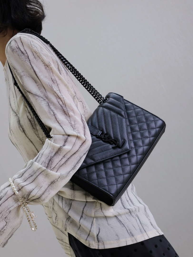 YSL 600185 Envelope Meduim In Quilted Grain De Poudre Embossed Leather Black with Black Hardware