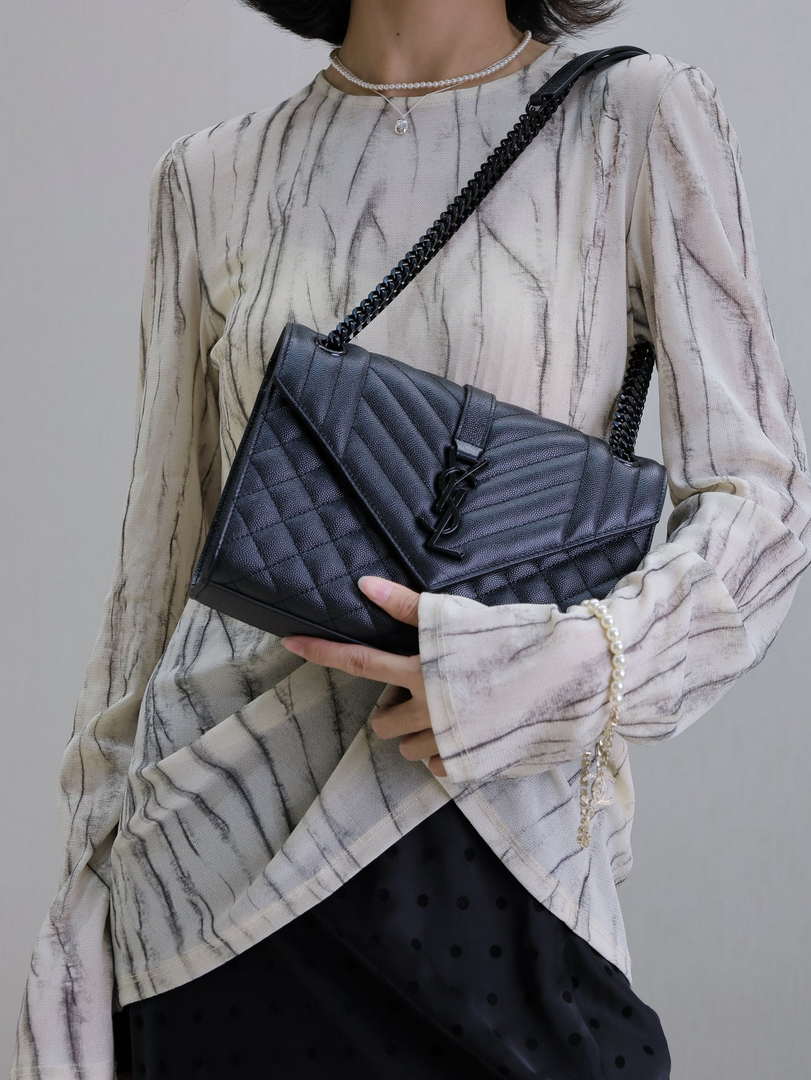 YSL 600185 Envelope Meduim In Quilted Grain De Poudre Embossed Leather Black with Black Hardware