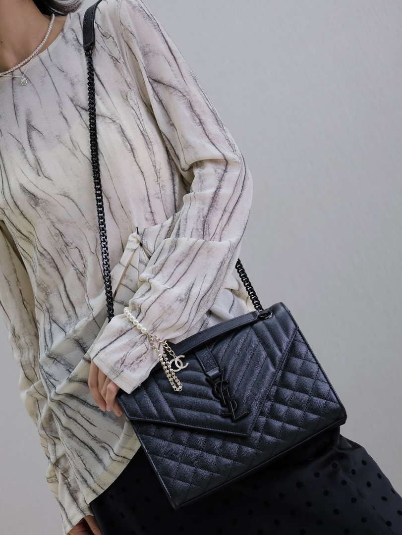 YSL 600185 Envelope Meduim In Quilted Grain De Poudre Embossed Leather Black with Black Hardware
