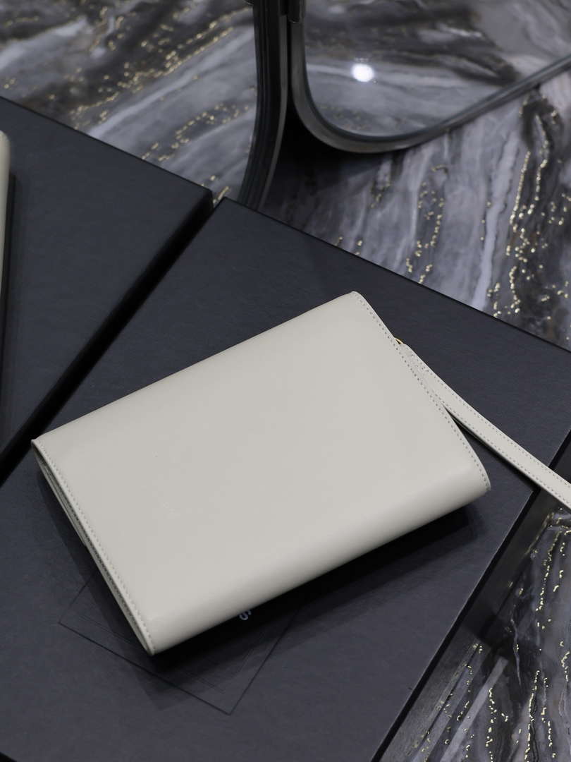 YSL 617662 Cassandre Matelass¨¦ Flap pouch in White leather