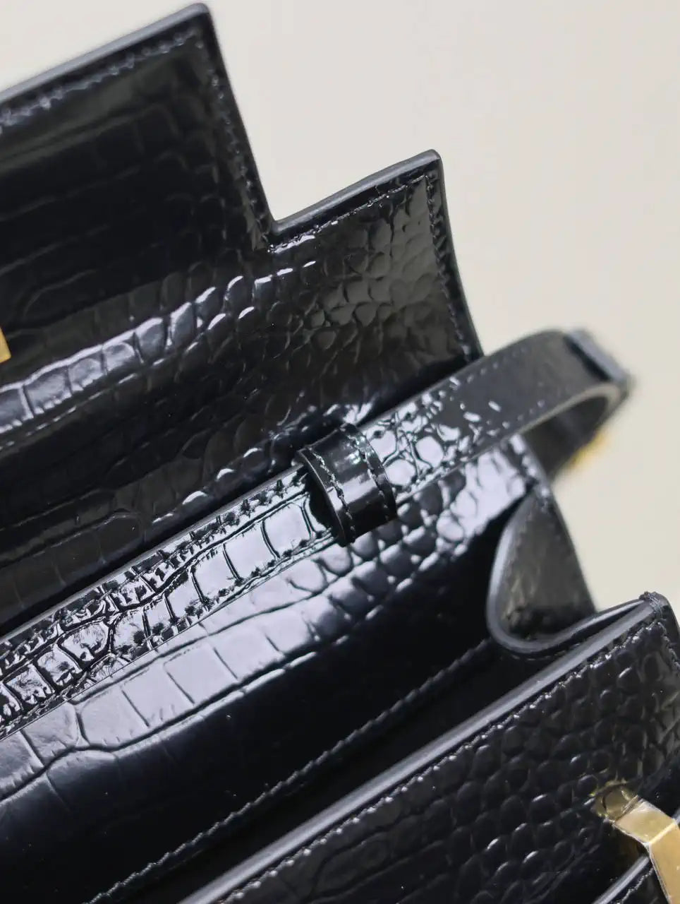 YSL 675626 MANHATTAN small in BOX Crocodile Leather Black