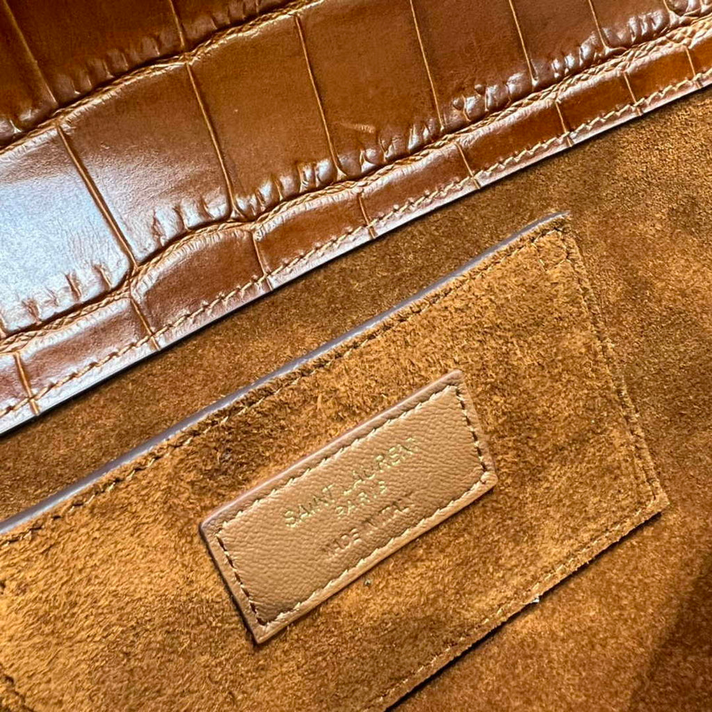YSL 695949 Manhattan Clutch In Crocodile-Embossed Leather Caramel