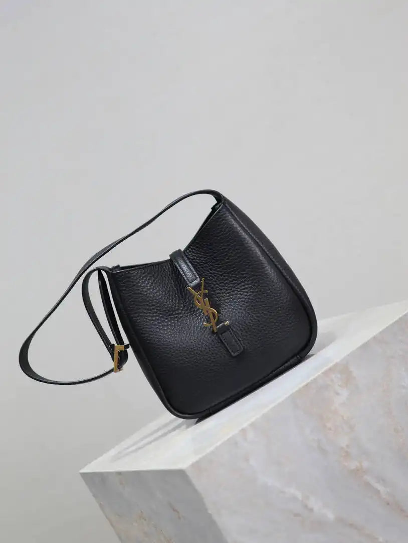 YSL 713938 LE 5 A 7 supple baby in grained leather Black