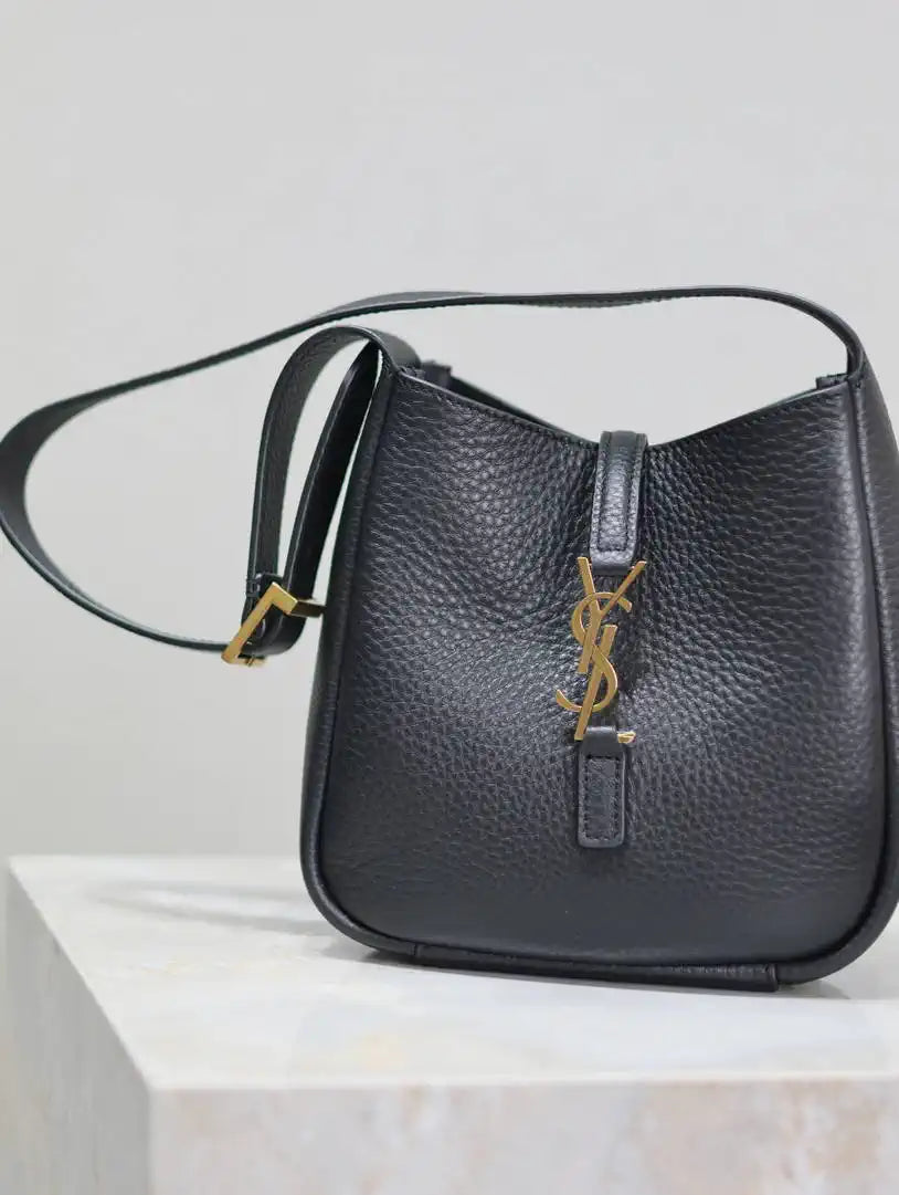 YSL 713938 LE 5 A 7 supple baby in grained leather Black