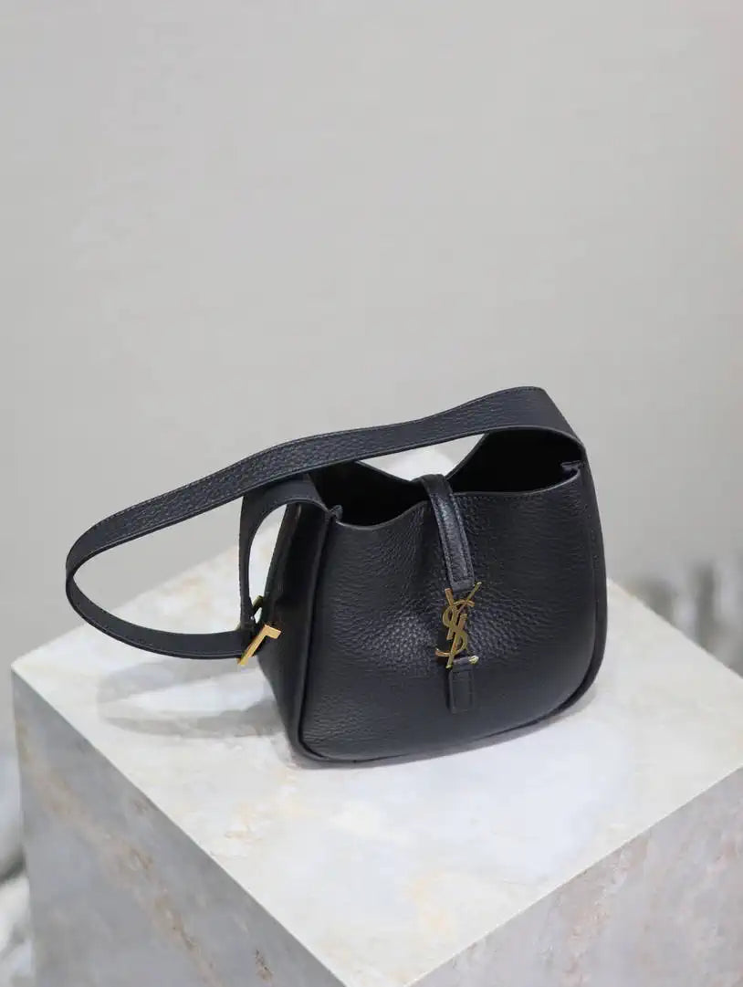 YSL 713938 LE 5 A 7 supple baby in grained leather Black