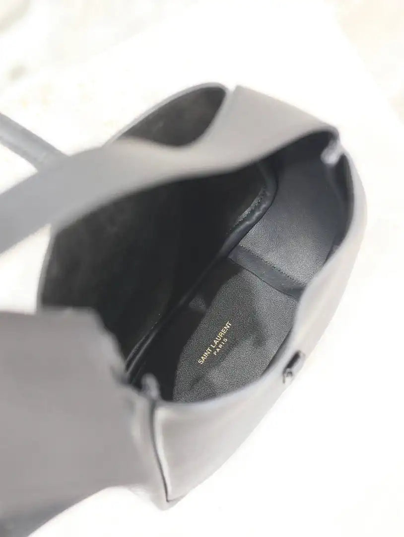 YSL 713938 LE 5 A 7 supple baby in grained leather Black