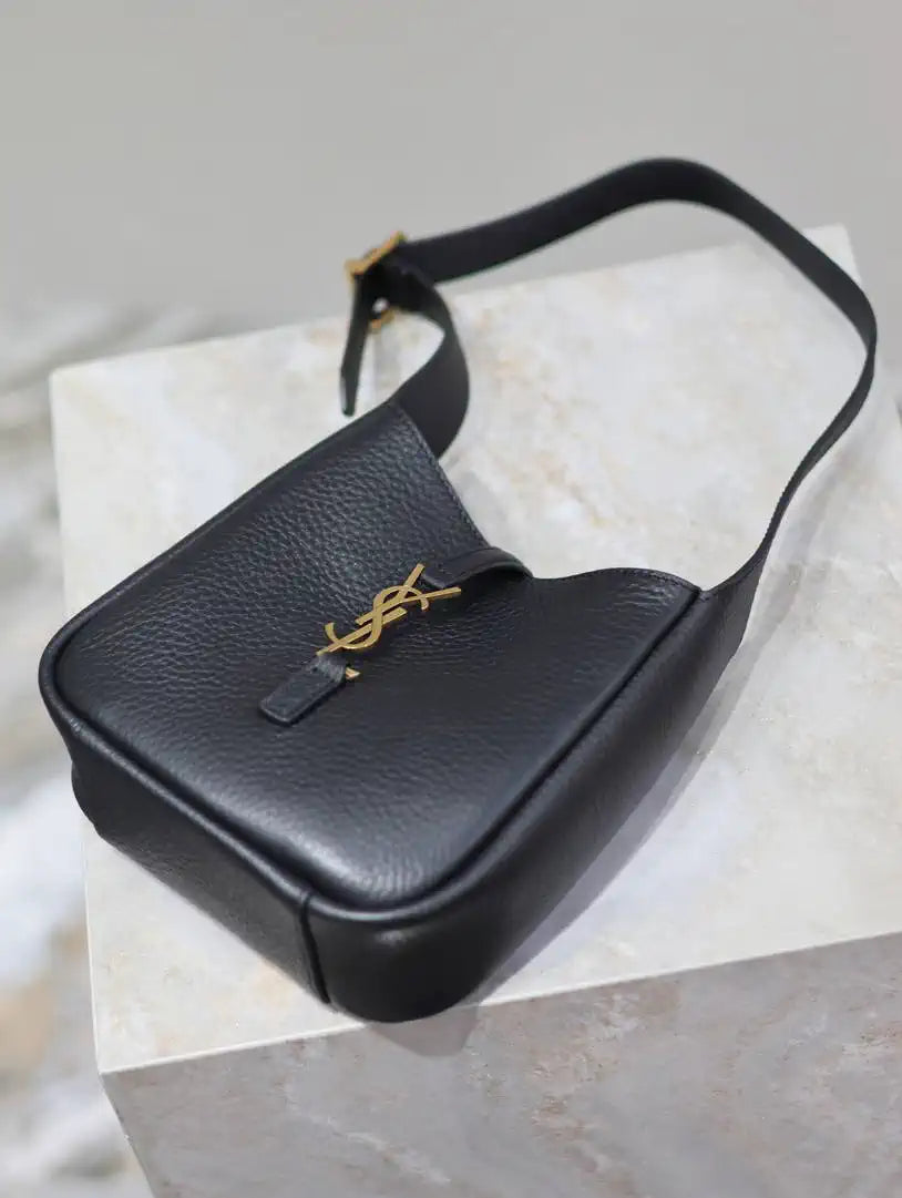 YSL 713938 LE 5 A 7 supple baby in grained leather Black