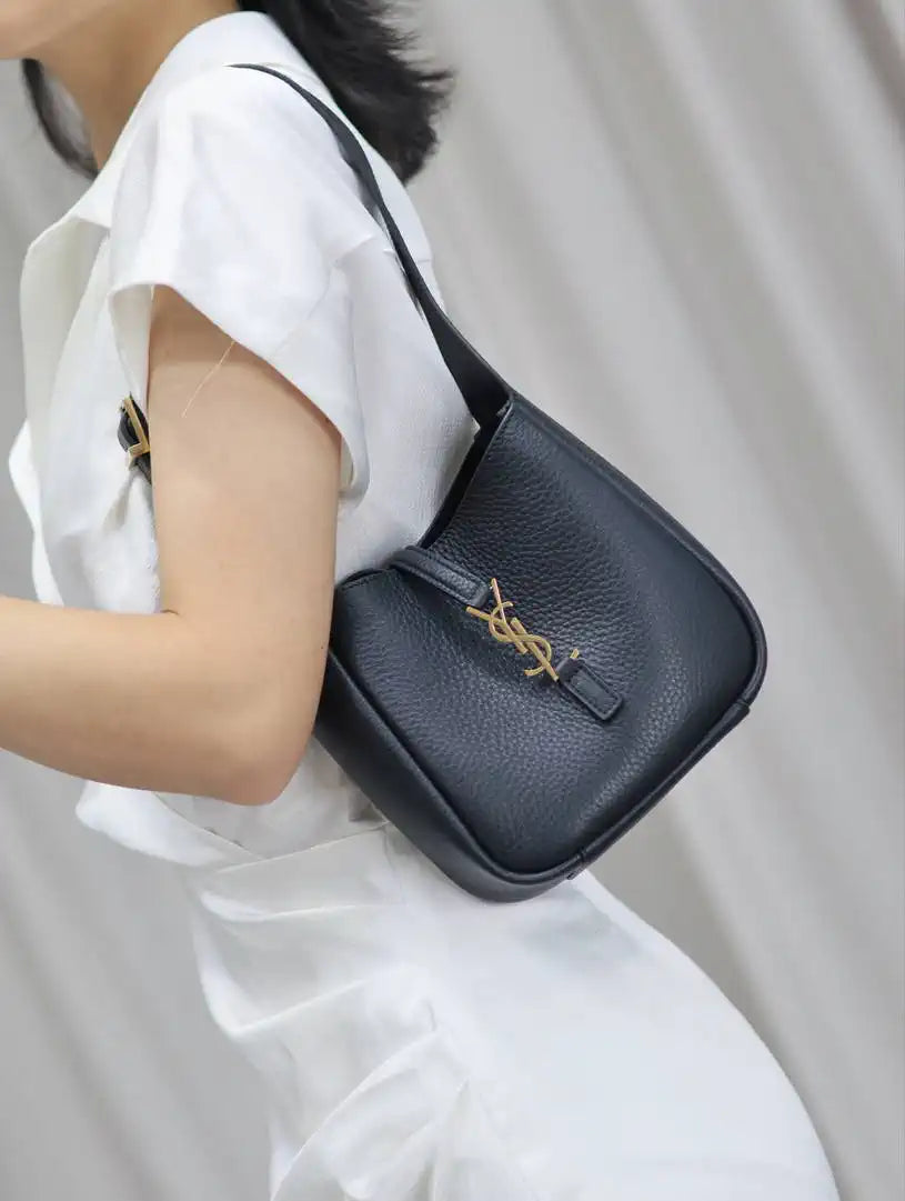 YSL 713938 LE 5 A 7 supple baby in grained leather Black