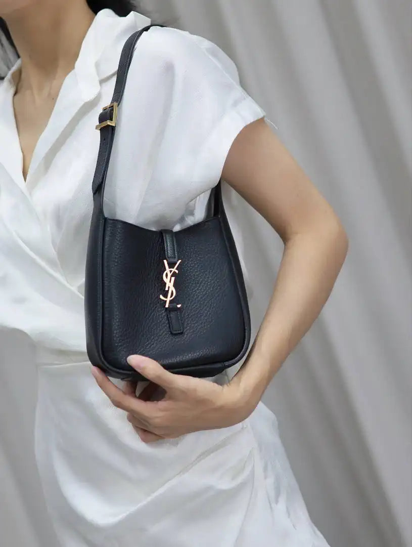 YSL 713938 LE 5 A 7 supple baby in grained leather Black