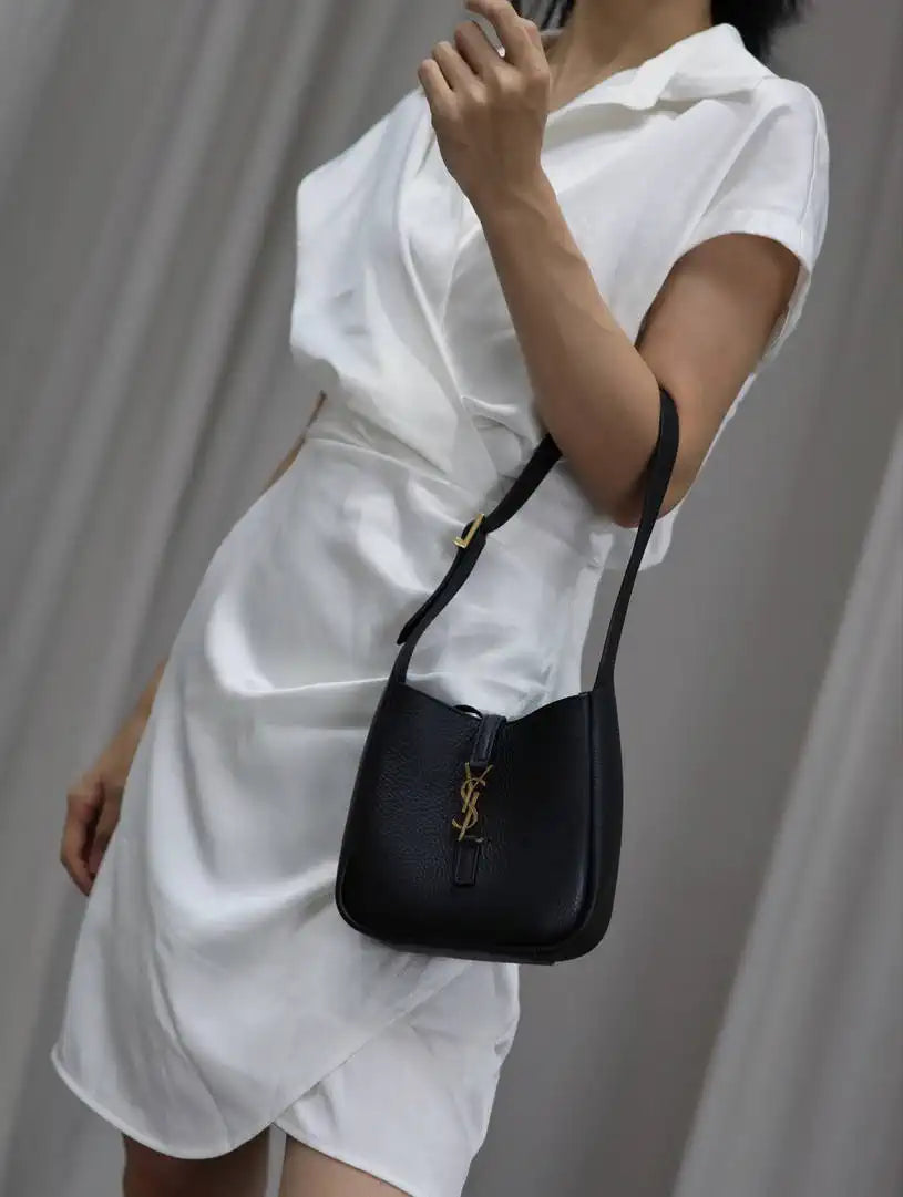 YSL 713938 LE 5 A 7 supple baby in grained leather Black