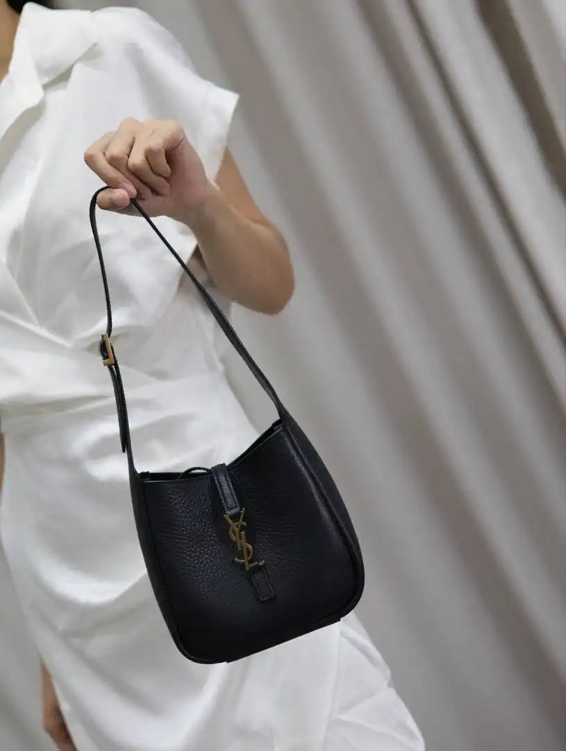 YSL 713938 LE 5 A 7 supple baby in grained leather Black
