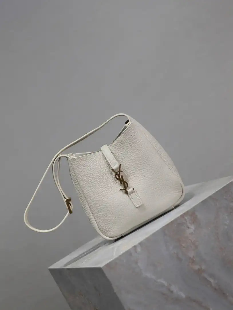 YSL 713938 LE 5 A 7 supple baby in grained leather