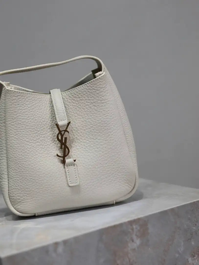 YSL 713938 LE 5 A 7 supple baby in grained leather