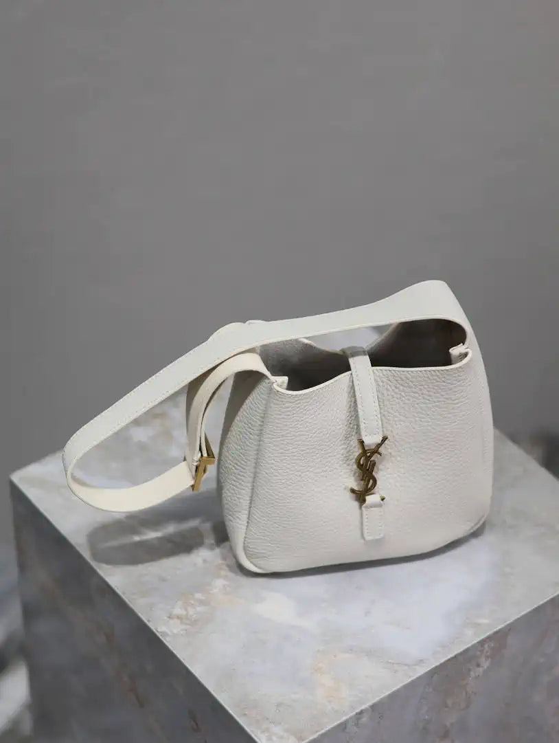 YSL 713938 LE 5 A 7 supple baby in grained leather