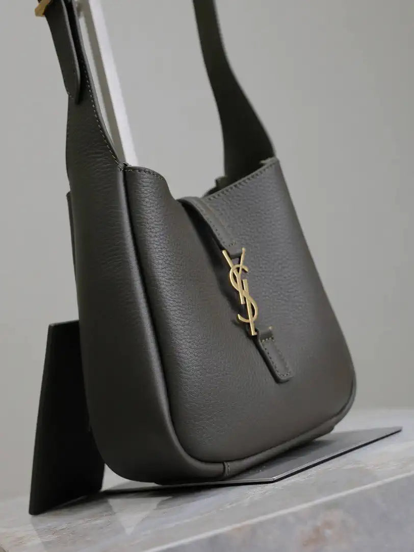 YSL 713938 LE 5 A 7 supple baby in grained leather Dark Green