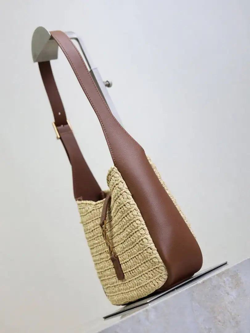 YSL 713938 LE 5 A 7 supple baby in Raffia Nature