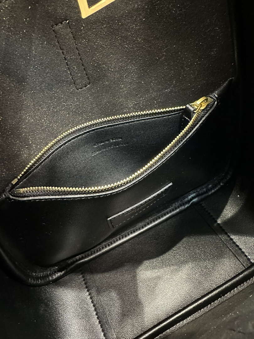 YSL 713938 LE 5 A 7 Supple Small In Grained Leather Black