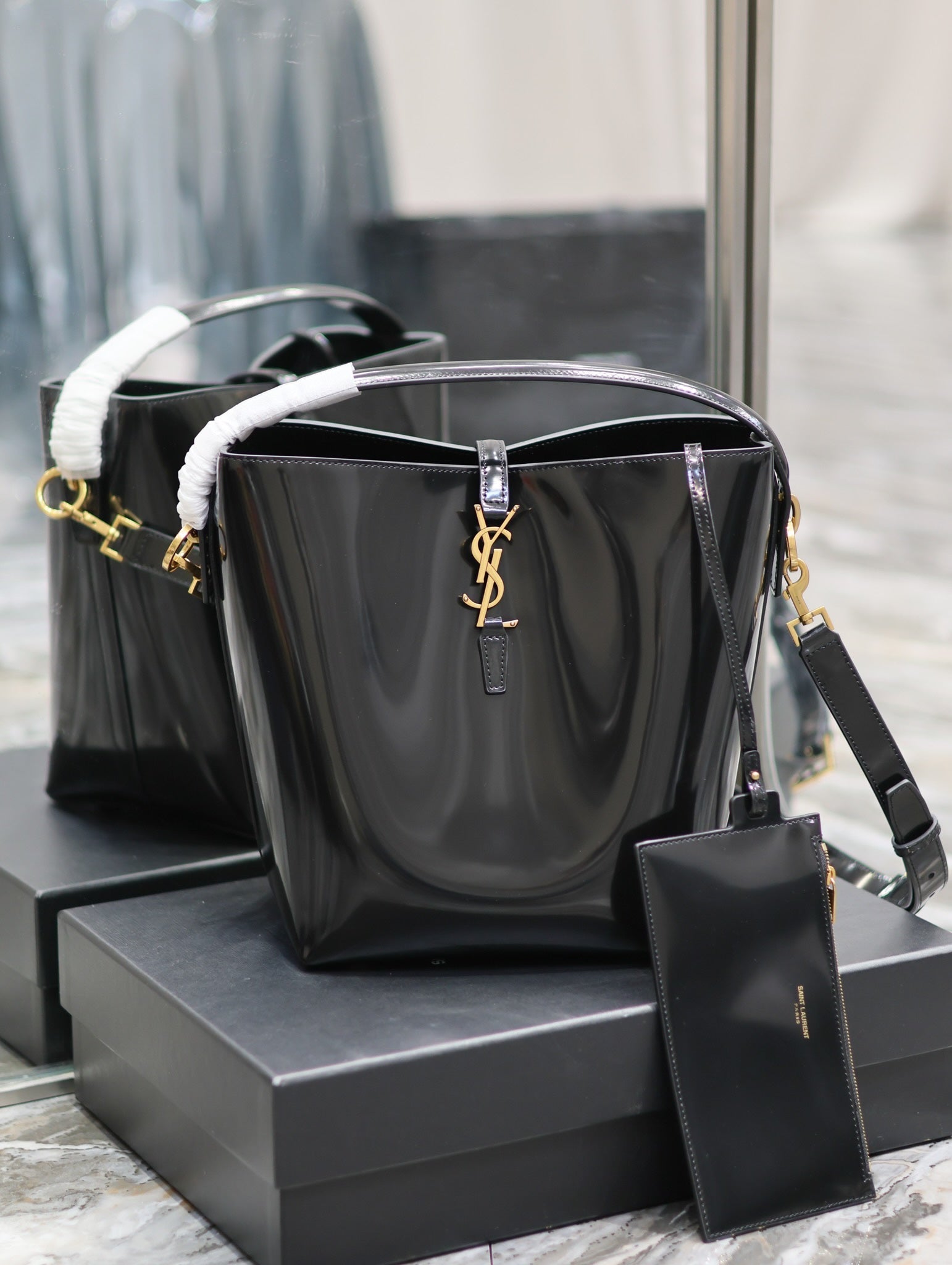 YSL 742828 Le 37 In Vegetable-Tanned Patent Leather Black - Default Title - View 1