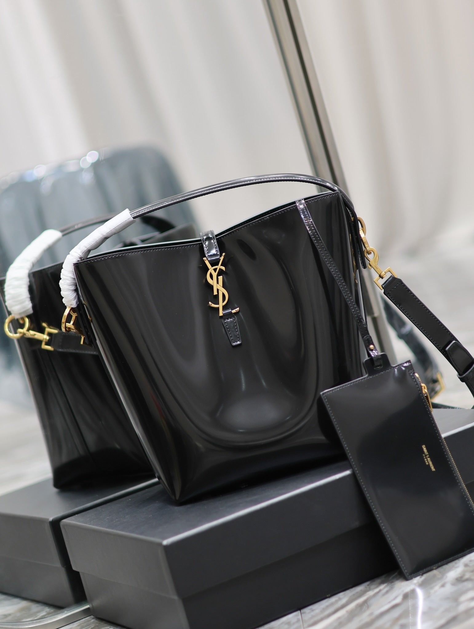 YSL 742828 Le 37 In Vegetable-Tanned Patent Leather Black