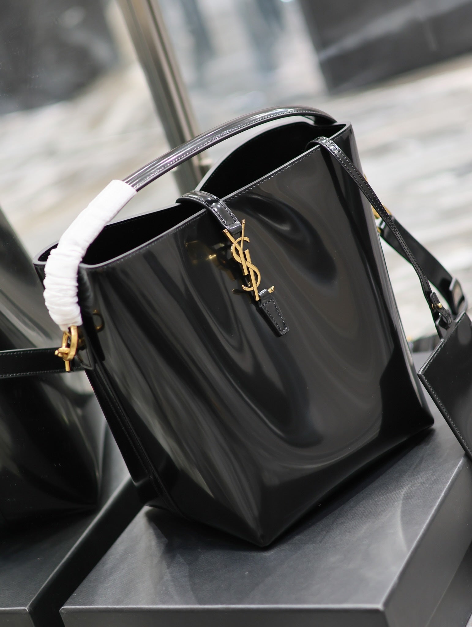 YSL 742828 Le 37 In Vegetable-Tanned Patent Leather Black - Default Title - View 3