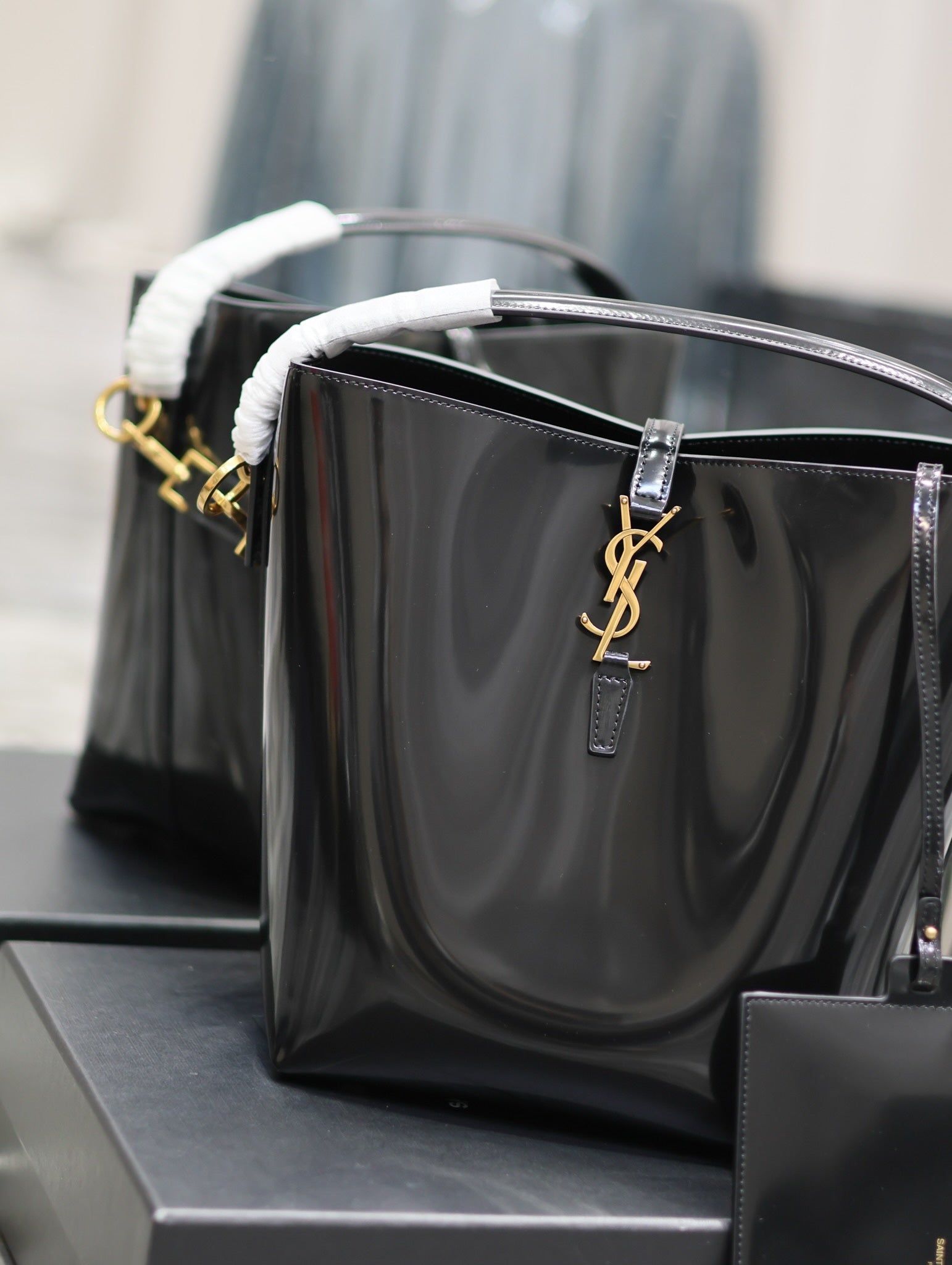 YSL 742828 Le 37 In Vegetable-Tanned Patent Leather Black