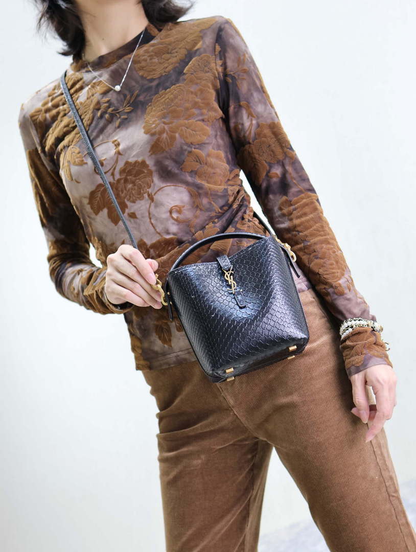YSL 749036 LE 37 small in alligator Black snake print