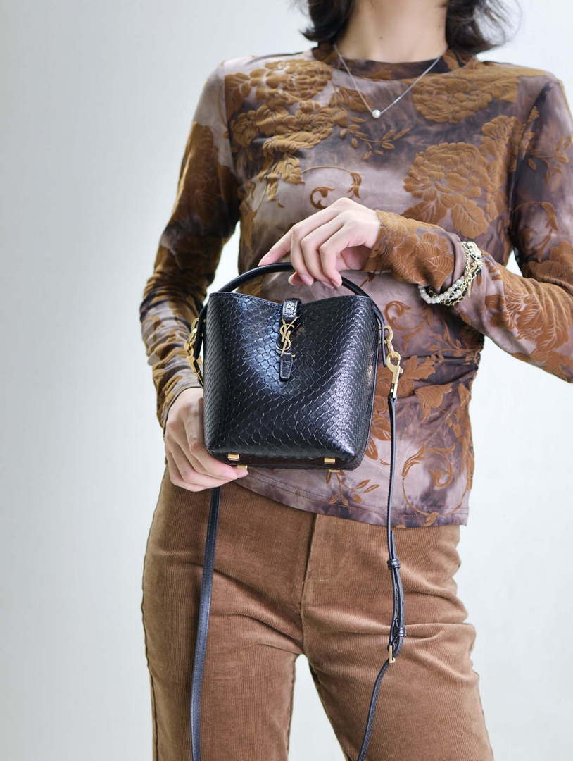 YSL 749036 LE 37 small in alligator Black snake print