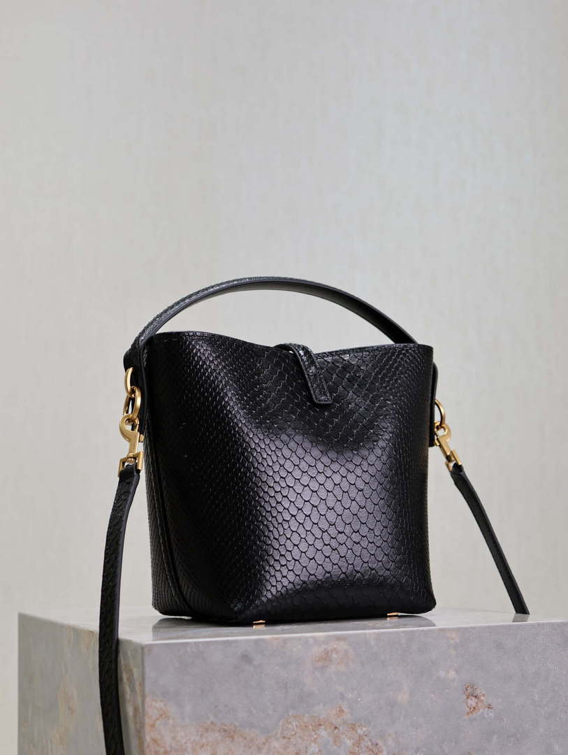 YSL 749036 LE 37 small in alligator Black snake print