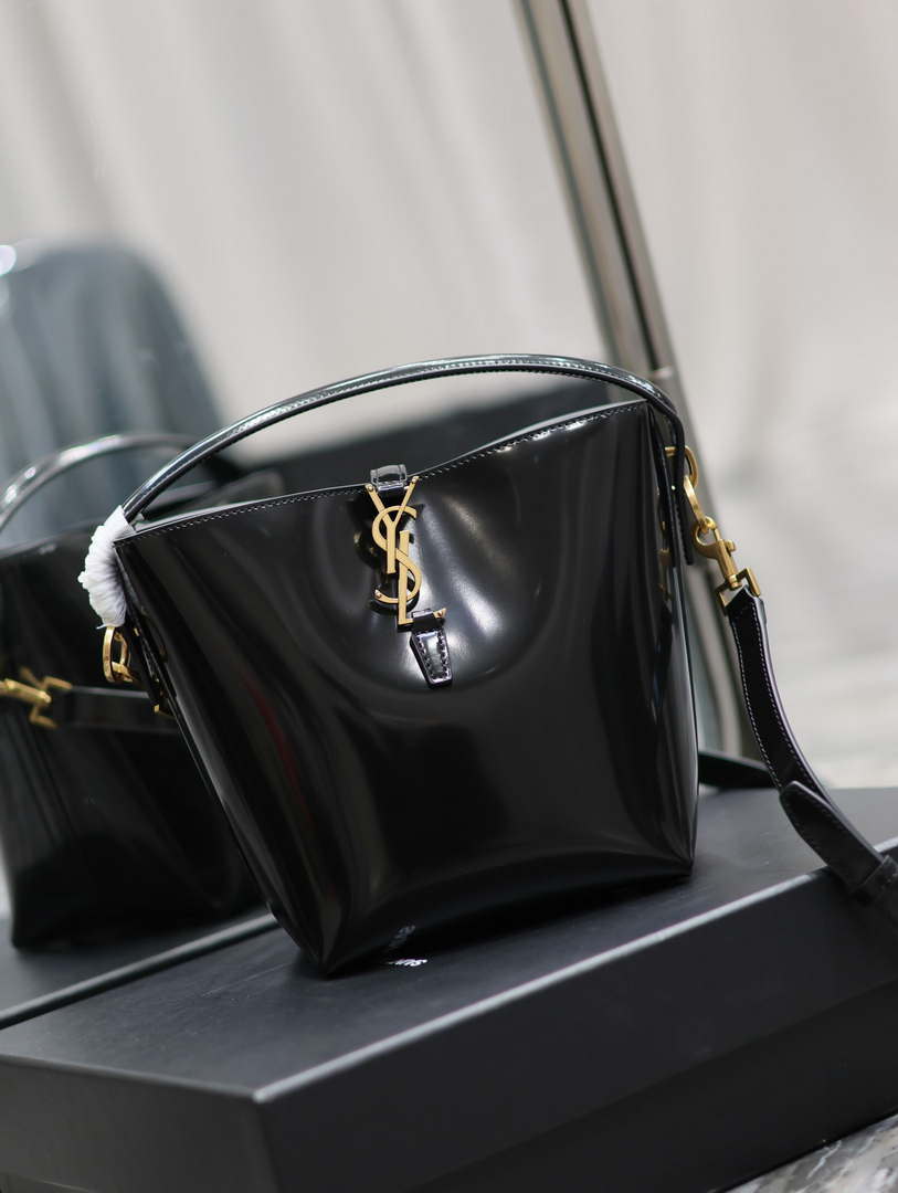 YSL 749036 LE 37 small in in Patent leather Black