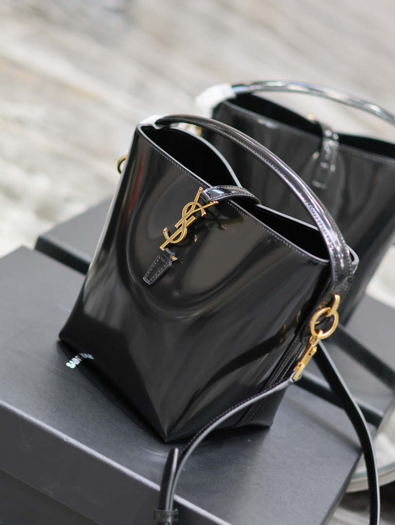 YSL 749036 LE 37 small in in Patent leather Black