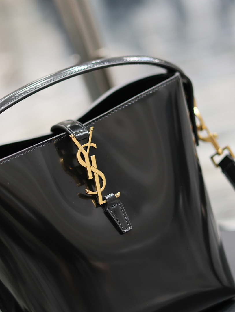 YSL 749036 LE 37 small in in Patent leather Black