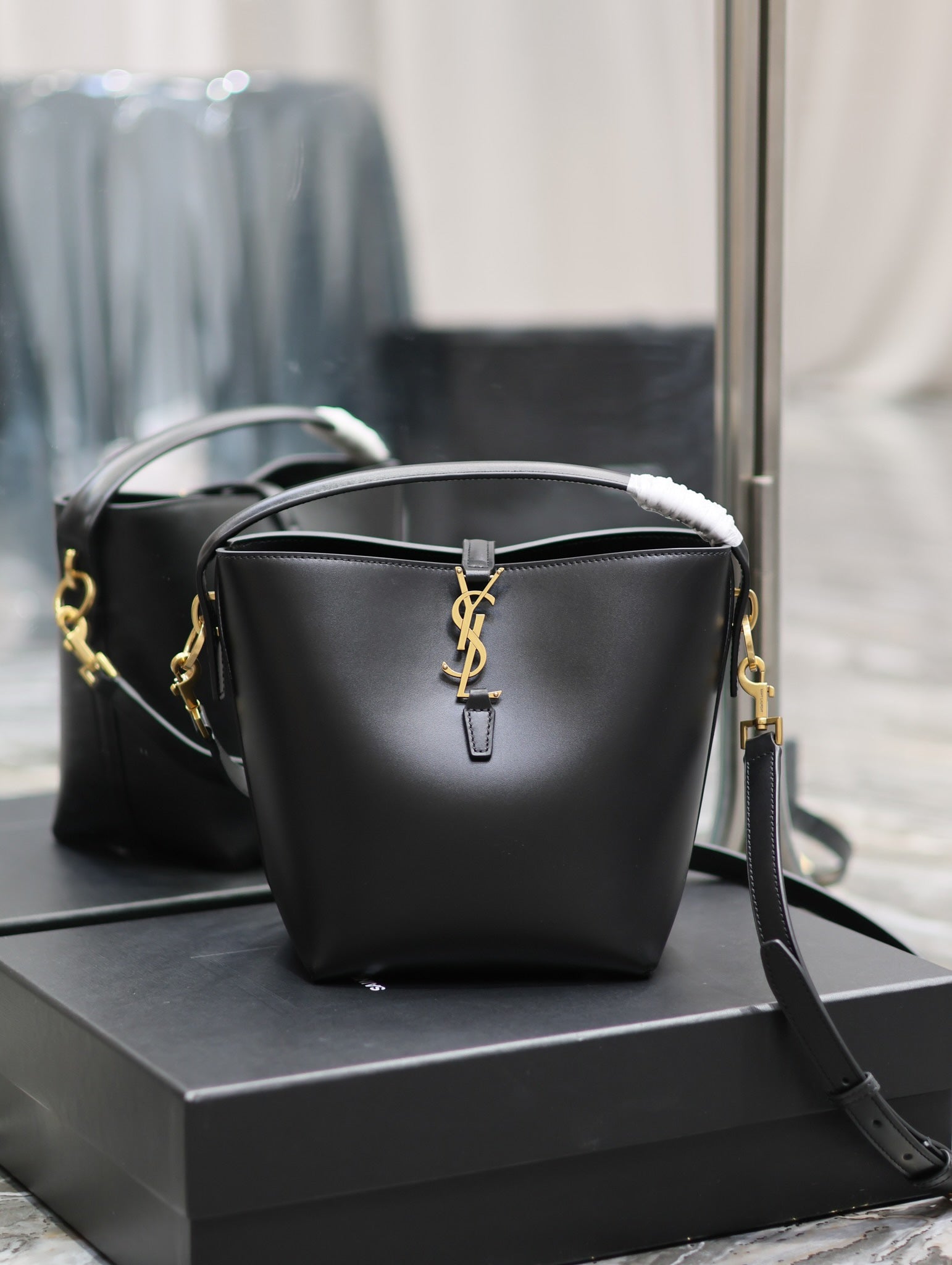 YSL 749036 LE 37 small in in shiny leather Black