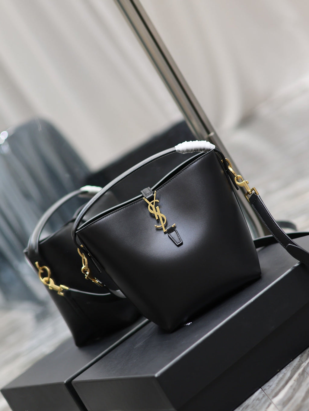 YSL 749036 LE 37 small in in shiny leather Black