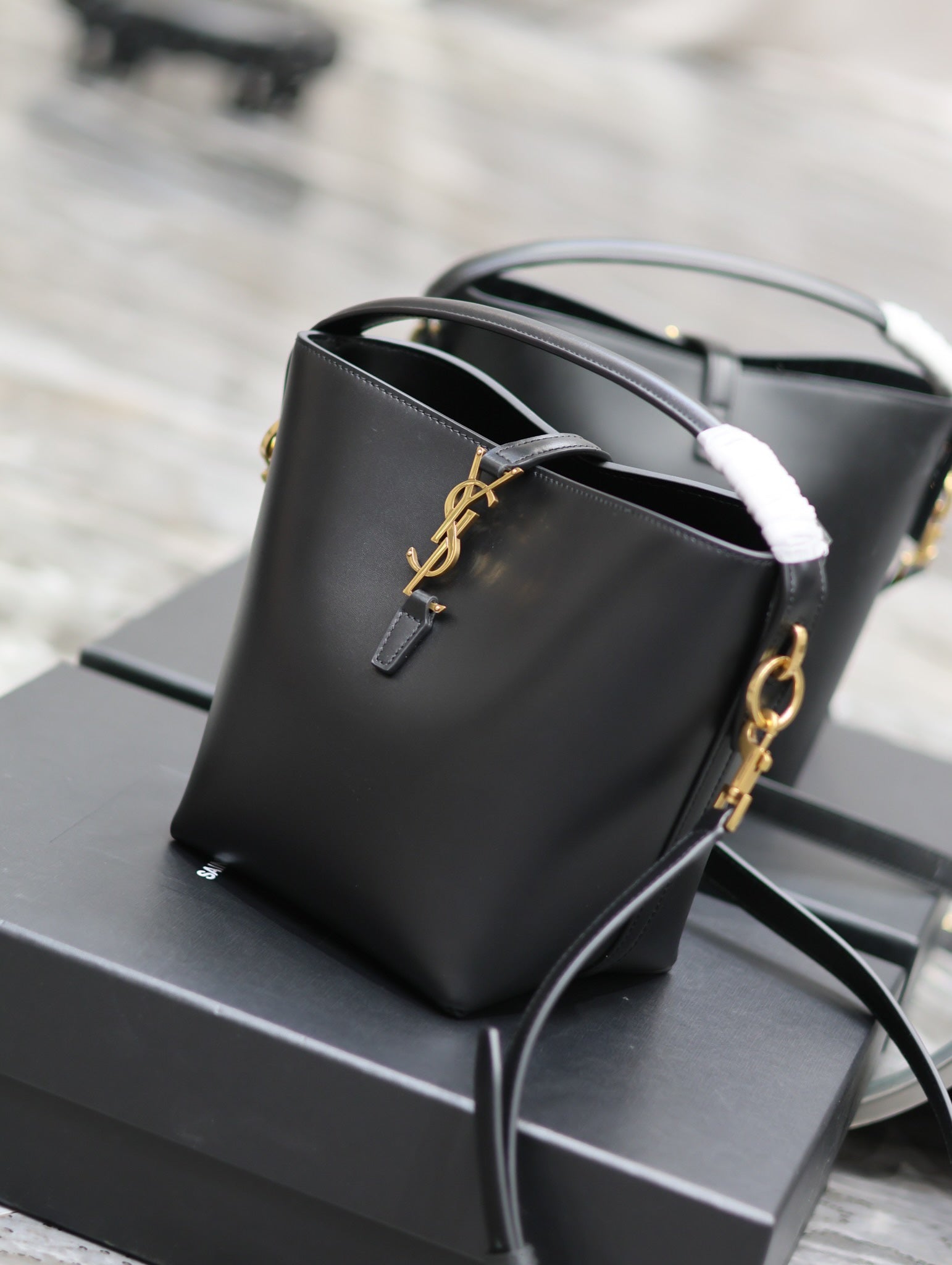 YSL 749036 LE 37 small in in shiny leather Black