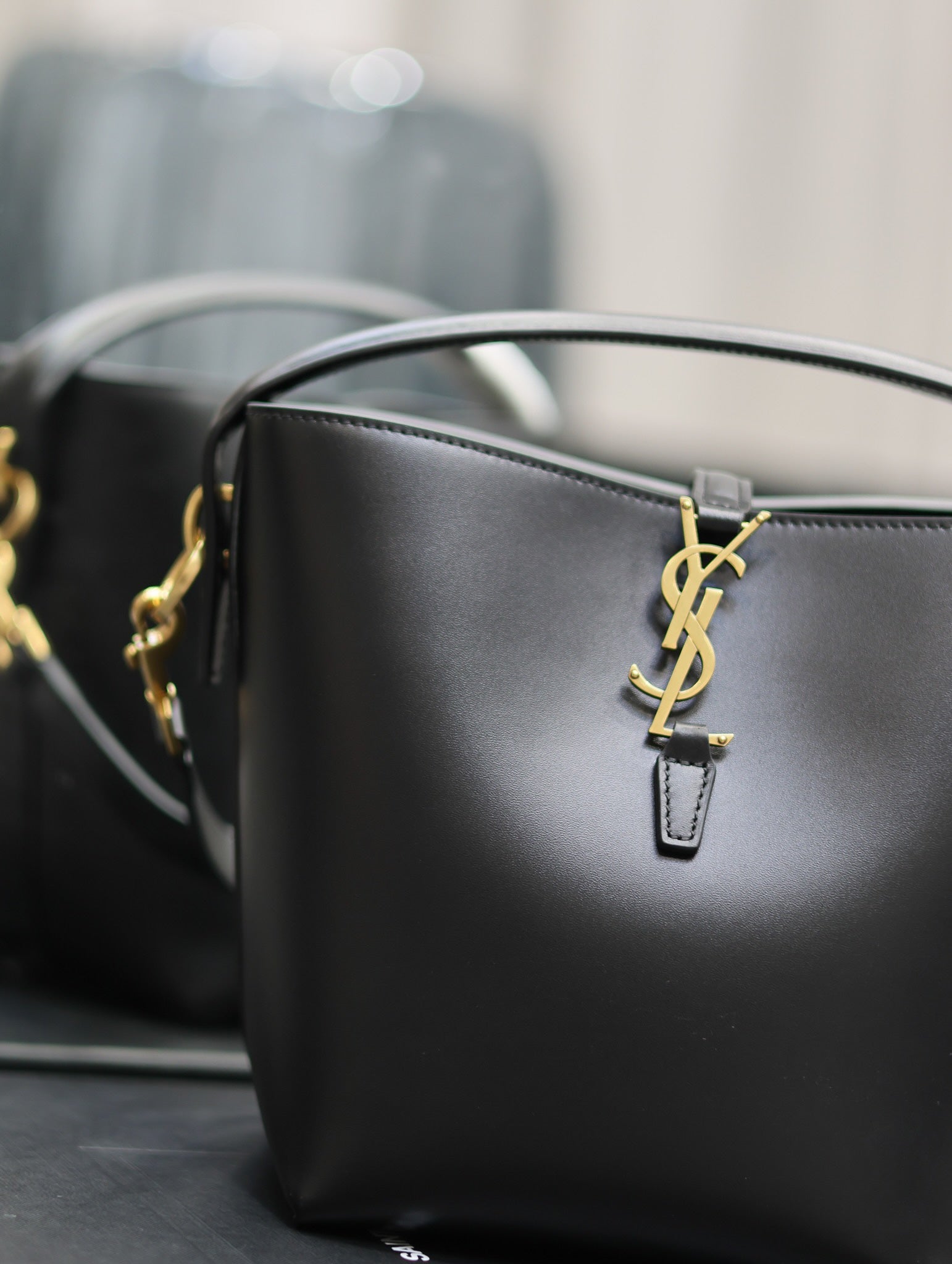 YSL 749036 LE 37 small in in shiny leather Black