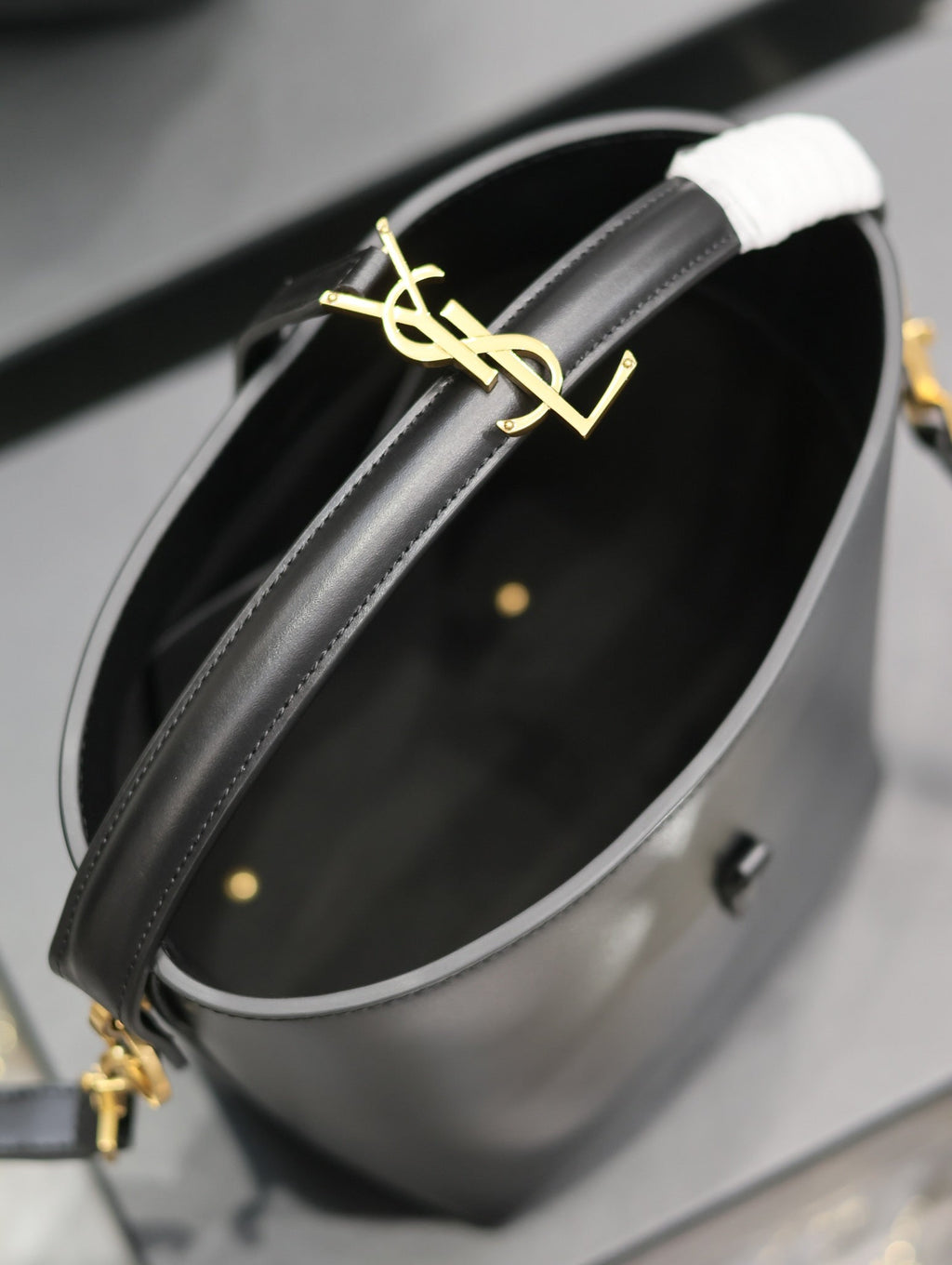 YSL 749036 LE 37 small in in shiny leather Black