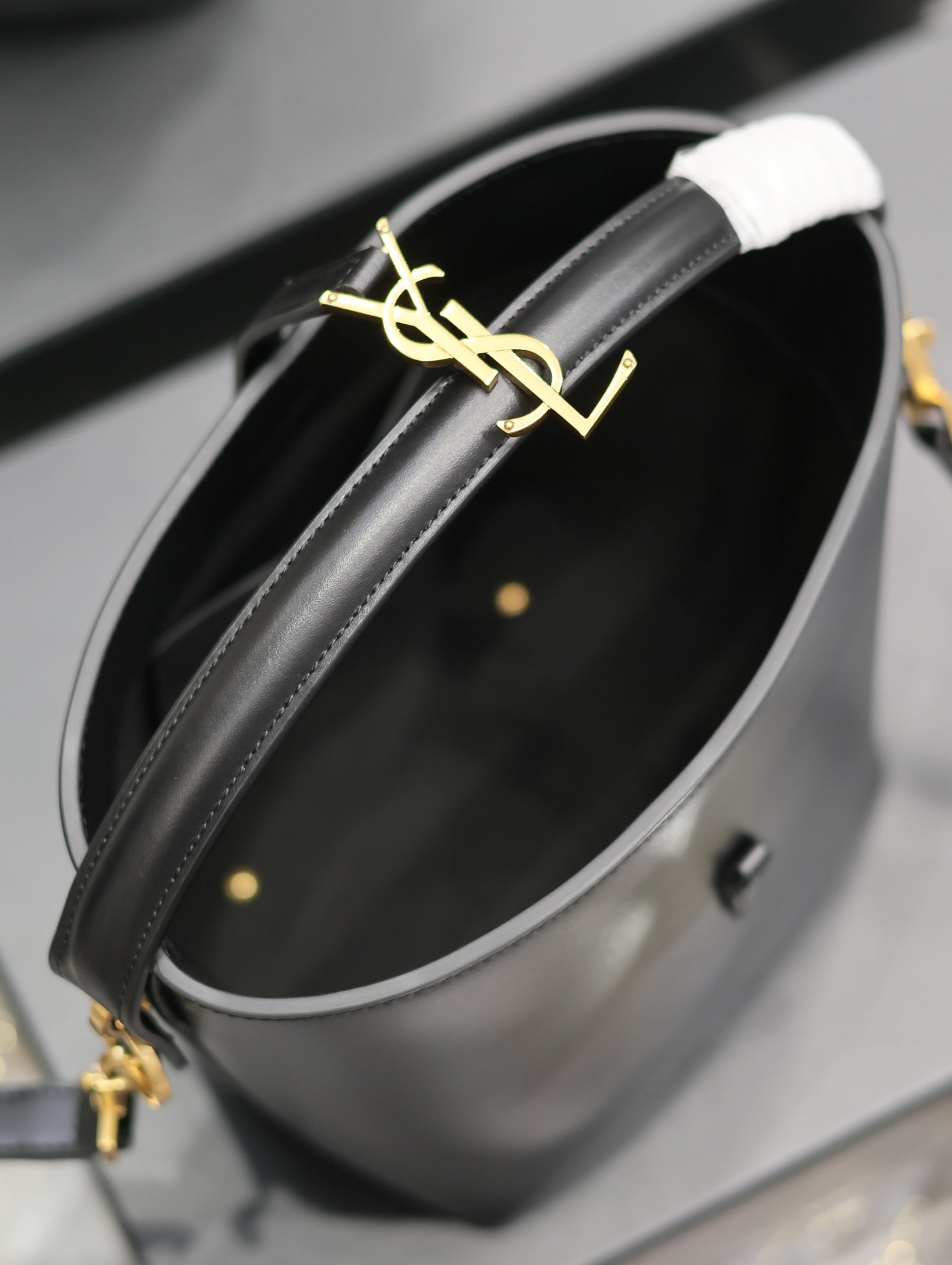 YSL 749036 LE 37 small in in shiny leather Black