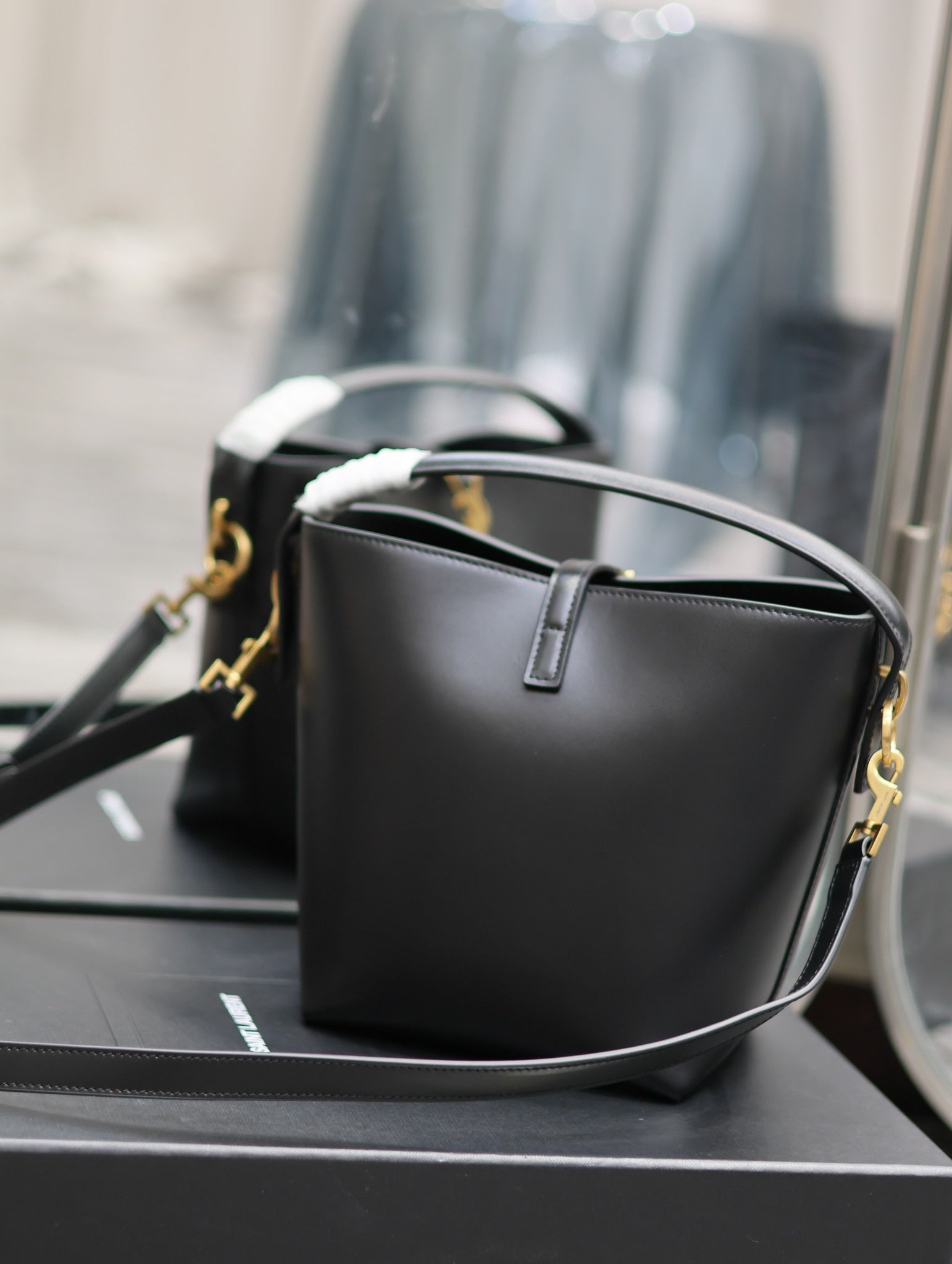 YSL 749036 LE 37 small in in shiny leather Black