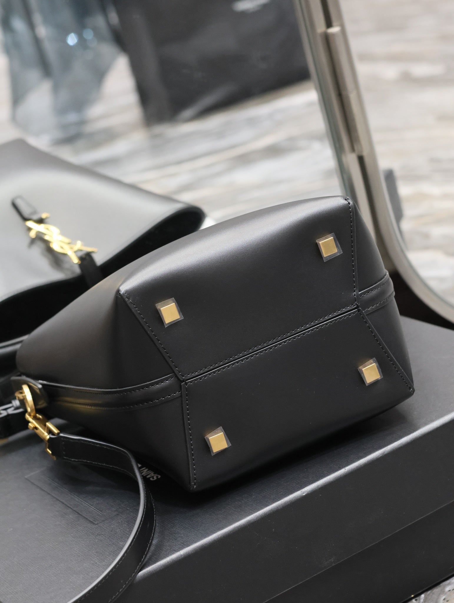 YSL 749036 LE 37 small in in shiny leather Black